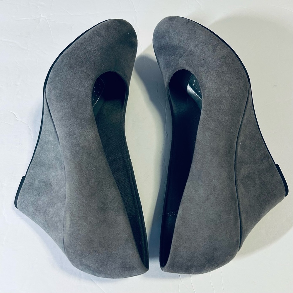 Dexflex Comfort Faux Suede Gray Wedge Heels. Size 8 - Picture 6 of 12